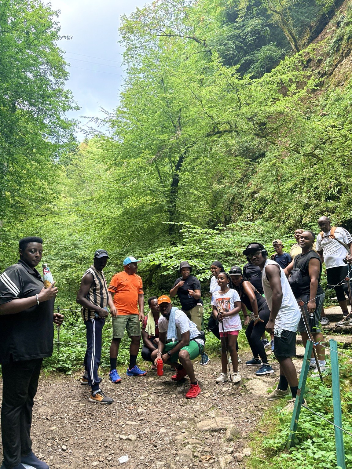 Le groupe fait une pause sur un sentier forestier