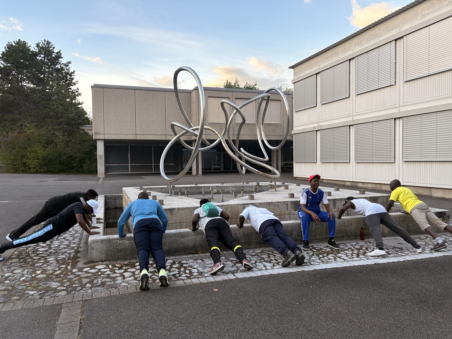 Des membres font des exercices ensemble en plein air